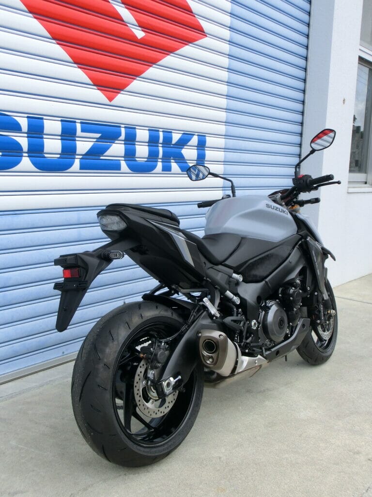 マッシヴなスタイルが目を引くスズキの最新ウェポン。SUZUKI GSX-S1000レビュー!!!! | 沖縄の新車/中古バイク・パーツ は沖縄専門【クロスバイク】