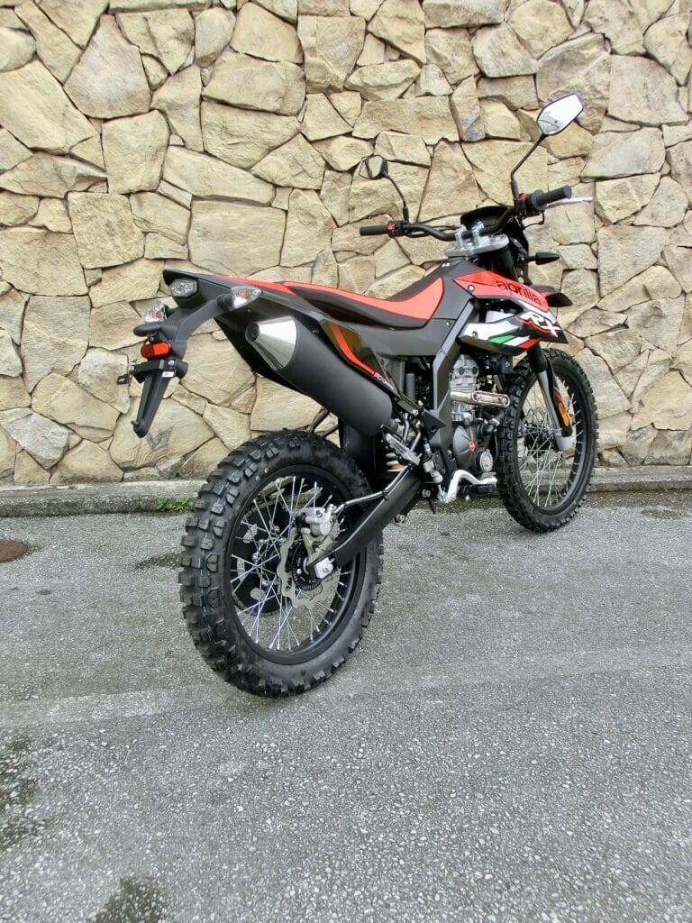 フルサイズボディに強力水冷エンジンが魅力のRX125。アプリリアRX125