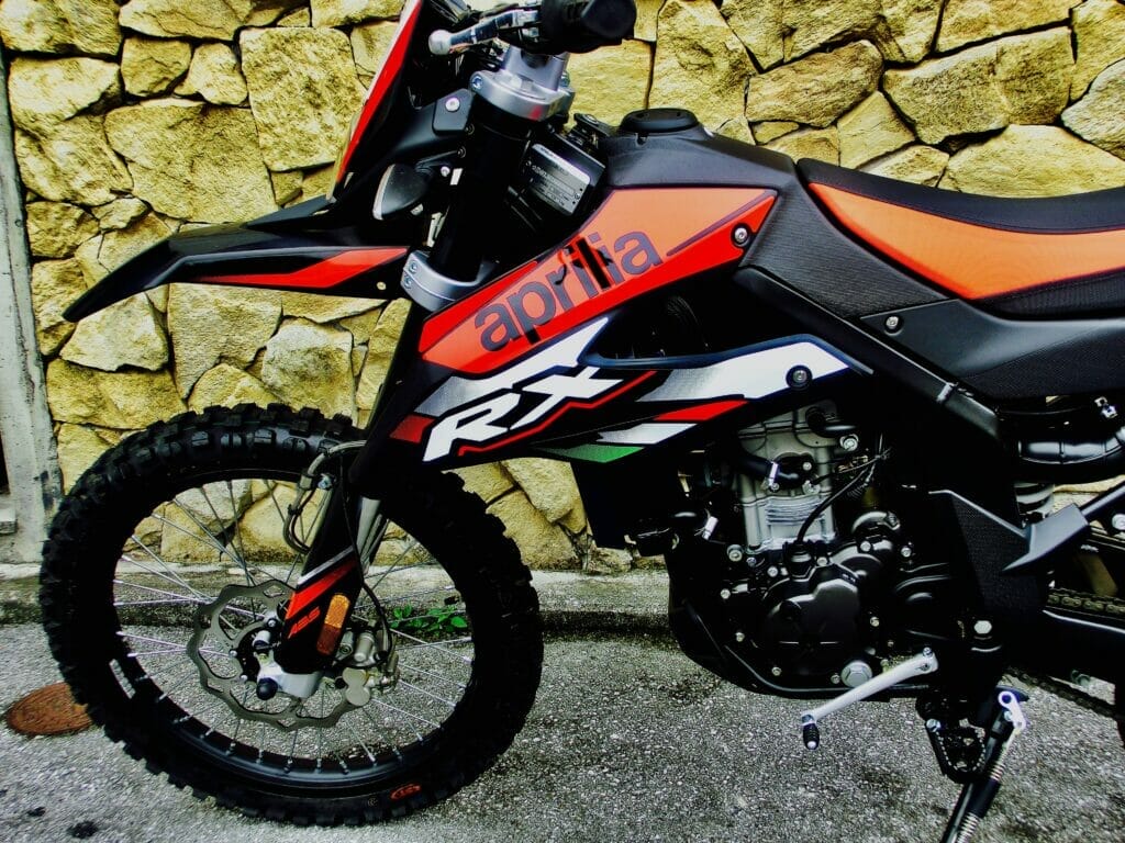 フルサイズボディに強力水冷エンジンが魅力のRX125。アプリリアRX125