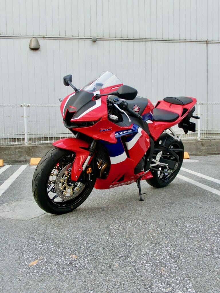 サーキット性能を身に纏った最強ストリートウェポン。HONDA CBR600RRレビュー !!!! | 沖縄の新車/中古バイク・パーツは沖縄専門【クロス バイク】