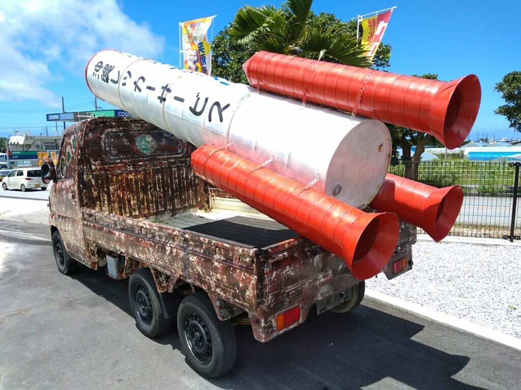 6輪軽トラックにオモシロ立体看板 | 沖縄の中古車は沖縄専門【クロス