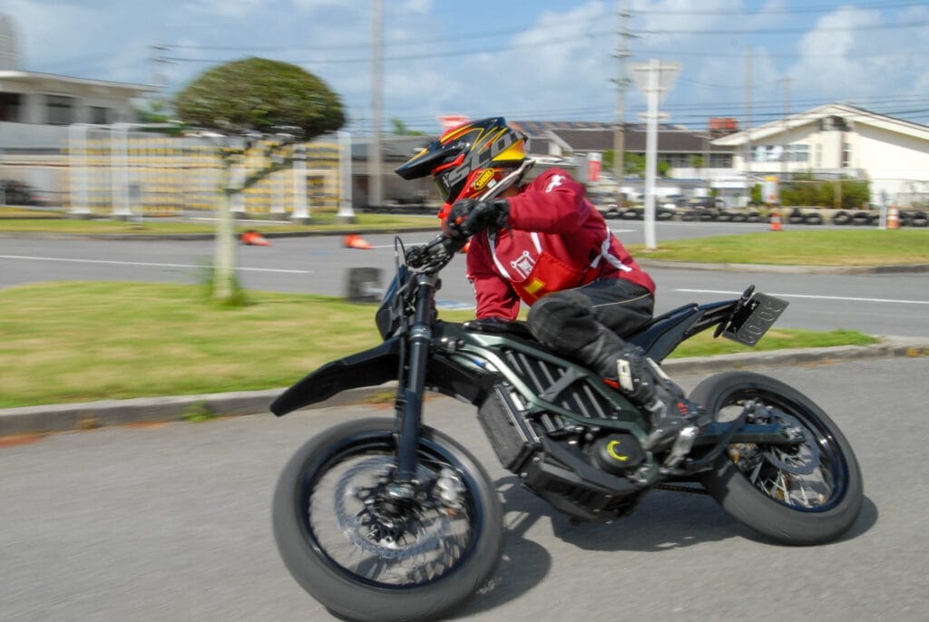 一緒に走ろうジムカーナ!! | 沖縄の新車/中古バイク・パーツは沖縄専門